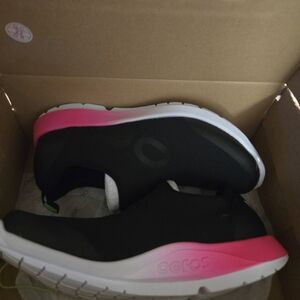 OOFOS Black and Pink Women's Size 9 Sneakers. New In Box
